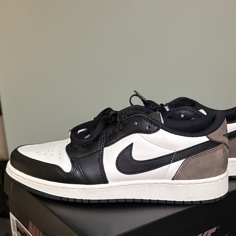 Nike Classic Black and White Low-Tops - Picture 3 of 4